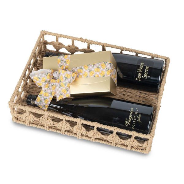 Ψάθινο καλάθι με λευκά κρασιά Σκούρα και σοκολατάκια Leonidas