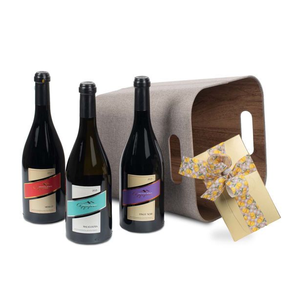 Υφασμάτινο καλάθι με κρασιά Αργυρίου και σοκολατάκια Leonidas