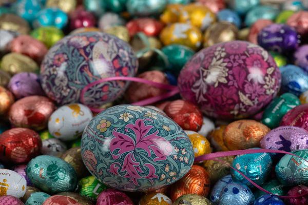 Μικρό μεταλλικό αυγουλάκι με 3 σοκολατένια αυγουλάκια Leonidas