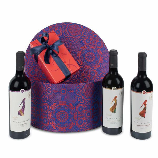 Υφασμάτινη καπελιέρα με κρασιά Κτήμα Μουσών και 1 κιλό σοκολατάκια Leonidas