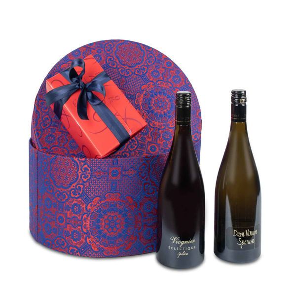 Υφασμάτινη καπελιέρα με λευκά κρασιά Σκούρα και 1 κιλό σοκολατάκια Leonidas