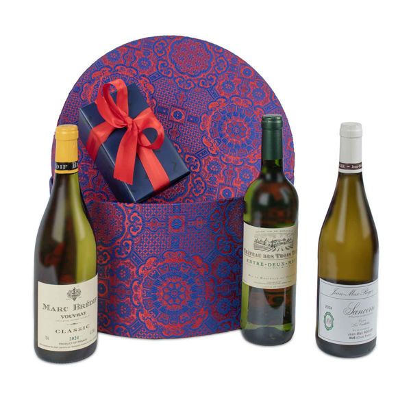 Υφασμάτινη καπελιέρα με Γαλλικά λευκά κρασιά και 1 κιλό σοκολατάκια Leonidas