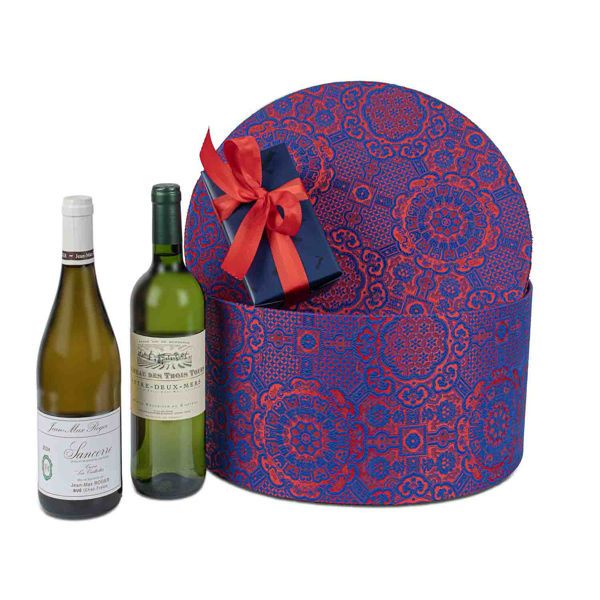 Υφασμάτινη καπελιέρα με Γαλλικά λευκά κρασιά και 750 γρ σοκολατάκια Leonidas