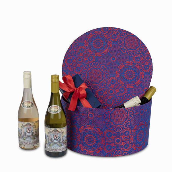 Υφασμάτινη καπελιέρα με Γαλλικά κρασιά La Vieille Ferme και 500 γρ σοκολατάκια Leonidas